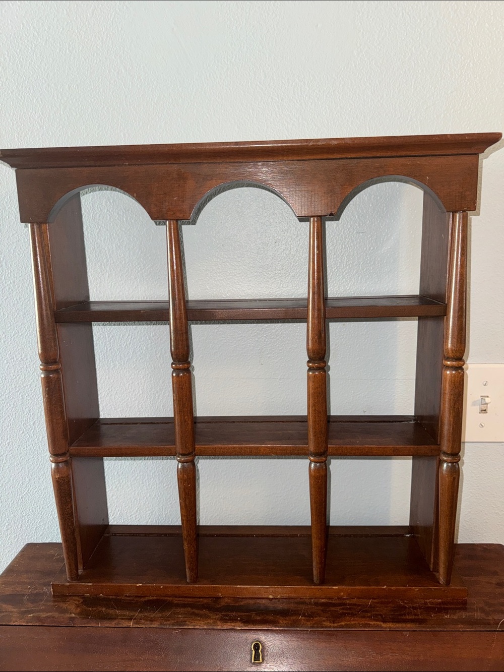 Vintage Colonial-Style Wooden Trinket Display Wall Shelf with Spindle Columns